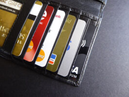 Karta debetowa a kredytowa