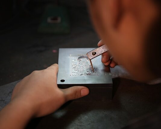 Jakie świadczenia przysługują pracownikowi podnoszącemu swoje kwalifikacje zawodowe?