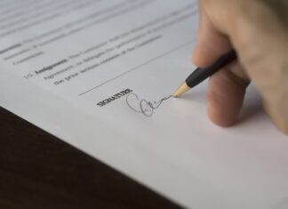 Kiedy dostaje się kontrakt w szkole?