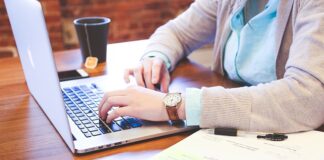 Kto pierwszy podpisuję umowę o pracę?