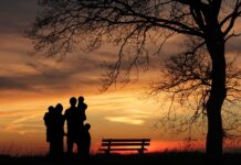 Czy oboje rodziców płaci alimenty po równo?