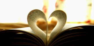 Jakie są zalety pracy z repozytorium kodu?